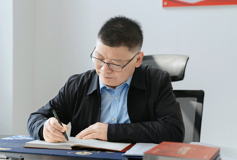 董事長照片.jpg