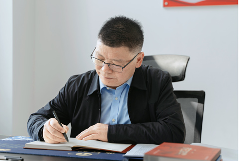 董事長照片.jpg